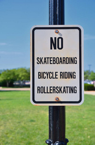 禁止轮滑和滑板的标志