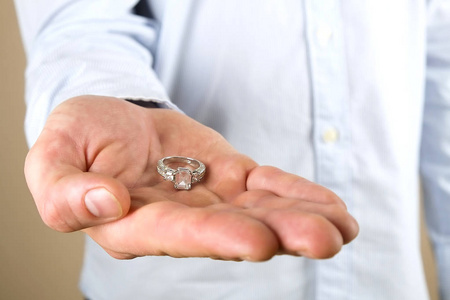 订婚结婚求婚场面。把昂贵的金色白金钻石戒指交给他的新娘