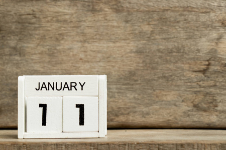 白色方块式日历当前日期11和月1月在木背景