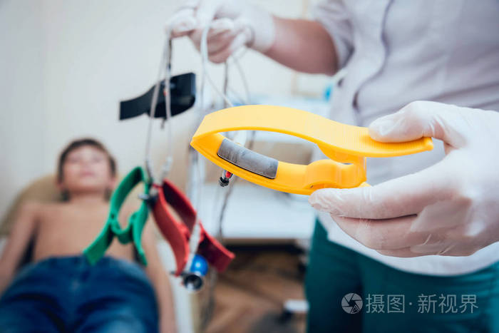 医用心电图仪对住院患儿进行心电图检查