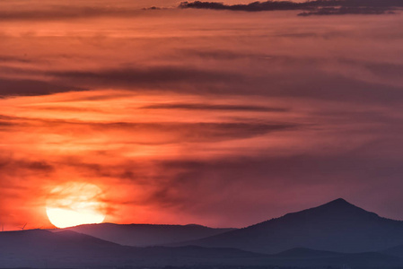 美丽的风景与大夕阳在山上, Dobrogea, 罗马尼亚