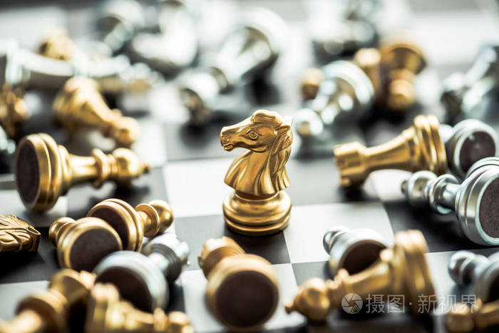 仍然站立的马棋与另一下落下来棋