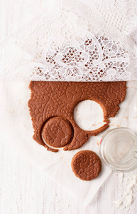 在白色的桌子上切出巧克力面团的饼干形状。使用复制空间查看