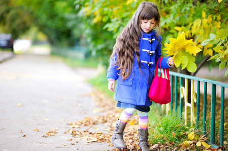 时髦小儿童女孩在秋季的气氛图片