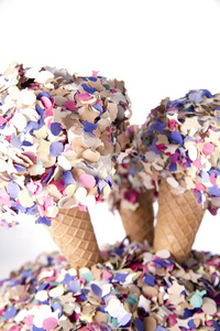 方食品甜冰淇淋锥体与五彩纸屑装饰