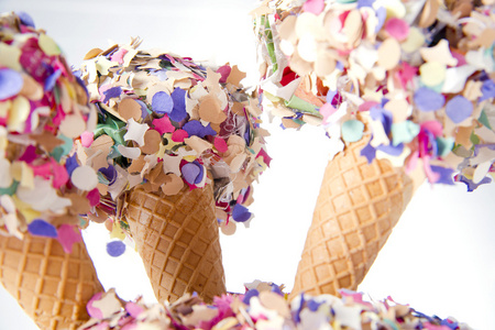 方食品甜冰淇淋锥体与五彩纸屑装饰