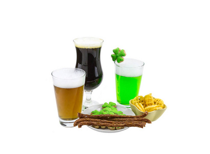 庆祝帕特里克圣日啤酒品尝玻璃绿色小麦和一杯深色粗壮小吃饼干三叶草