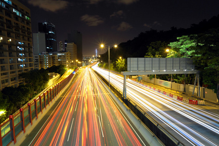 在晚上的公路