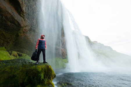 冒险人由 skogafoss 瀑布, 自然在冰岛。参观自然风景的年轻人