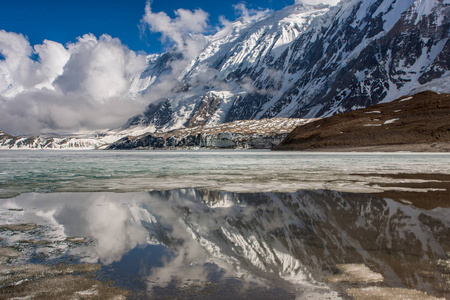 尼泊尔喜马拉雅高原 Tilicho 湖 Tilicho 湖中的大屏障反射