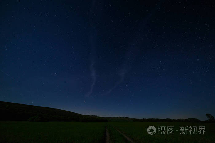 乡间小路上繁星满天的夜空