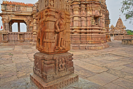 印度教寺庙在 Bijolia, 拉贾斯坦邦, 印度, 在前景的雕刻。Bijolia 距离 Bundi 50 公里