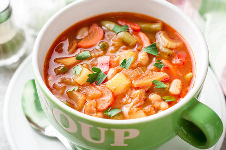 石头意大利意大利蔬菜汤在灰色石头背景碗照片