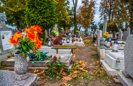 在天主教公墓的墓地.都是圣人天 / 所有圣器 / 十一月一日照片