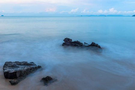 长时间海浪照射下的美丽清晨风光