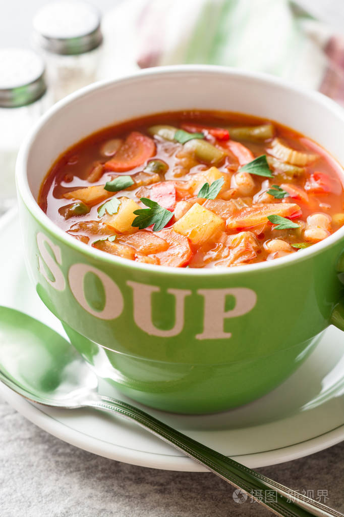 意大利蔬菜汤在灰色石头背景碗