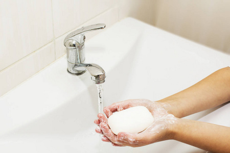 勤洗手用肥皂水与起重机下