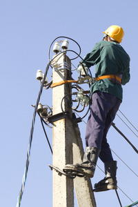 工人电工电缆线维修