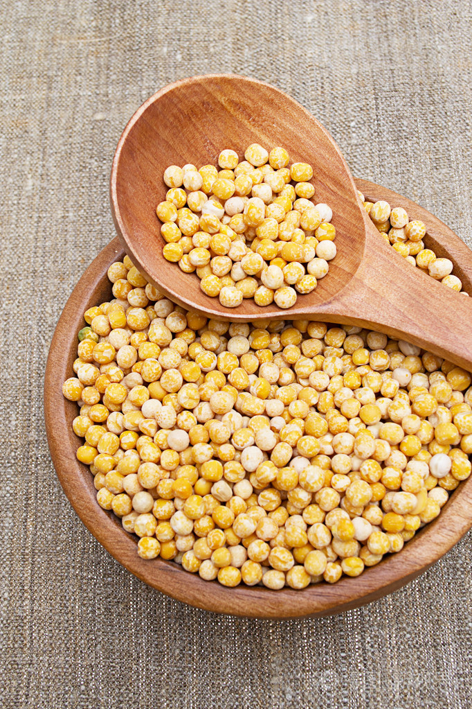 在木碗里的豌豆