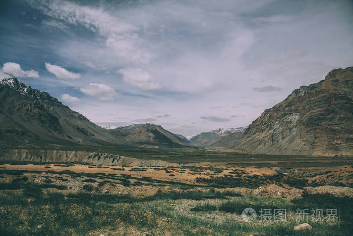 印度喜马拉雅地区雄伟山脉中的宁静景象