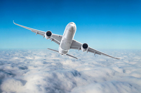 客运飞机在天上飞的背景下，白云和蓝天的飞行水平