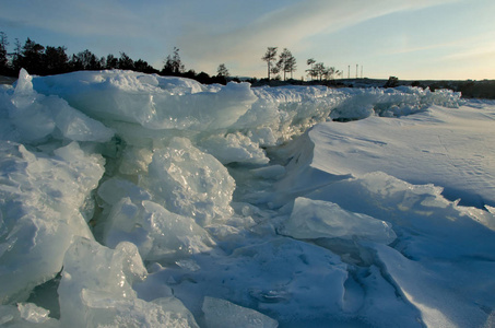 俄罗斯。东西伯利亚令人惊叹的是贝加尔湖冰的透明度, 因为冬天缺乏雪和严寒