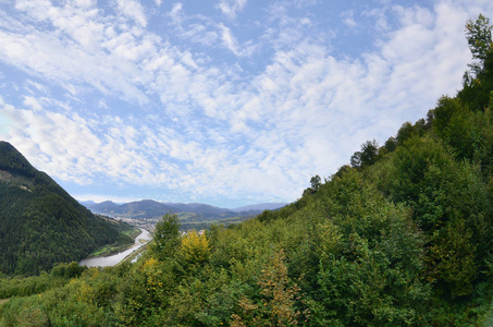 乌克兰喀尔巴阡山山区地形的碎片。这片森林被一座被山脉的浮雕所宽恕