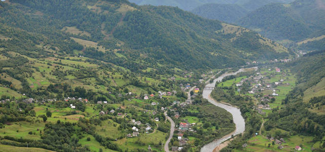 一个美丽的景色, Mezhgorye, 地区的村庄。大量的住宅建筑被高高的山林和长河包围着。