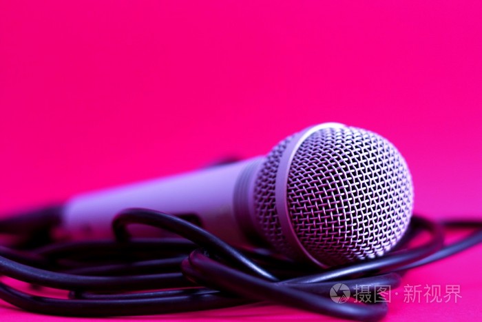 上粉红色麦克风