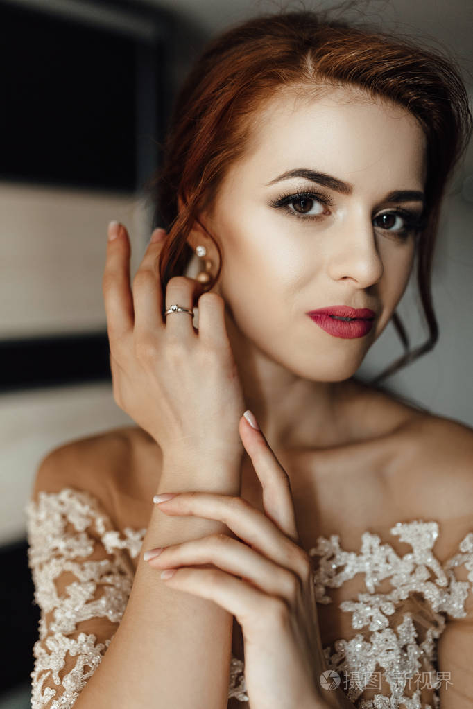 深褐色眼睛的迷人的黑发新娘的肖像