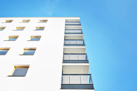 现代公寓建筑在阳光明媚的日子里有蓝天