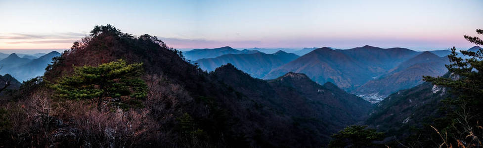 山峰的全景视图