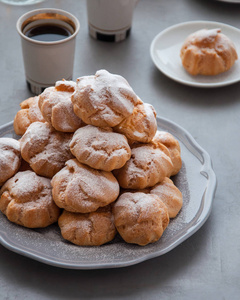 桌上有一盘 profiteroles, 一份甜甜点作为早餐