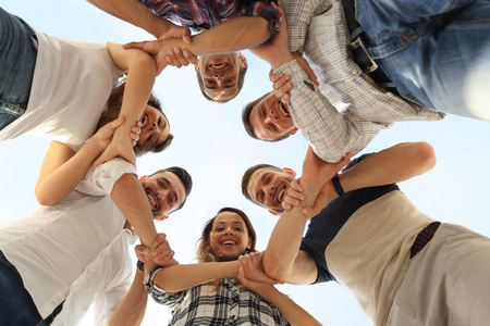 生意合作愉快的生意人堆他们的手在合作照片