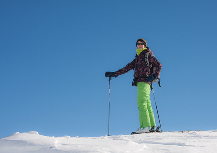 一个女孩在天空的滑雪服