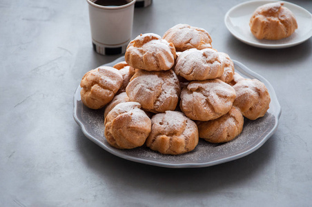 桌上有一盘 profiteroles, 一份甜甜点作为早餐