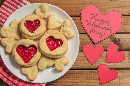 自制饼干心形礼品和红纸心, 在情人节的问候, 顶部视图