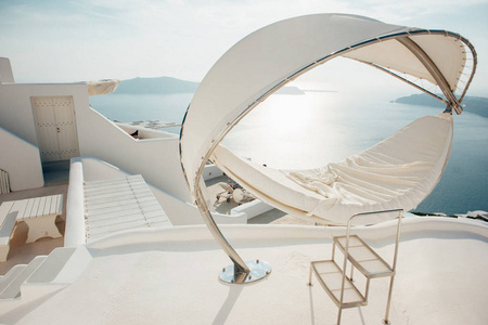 日光浴下的屋顶上俯瞰着海的圣托里尼岛