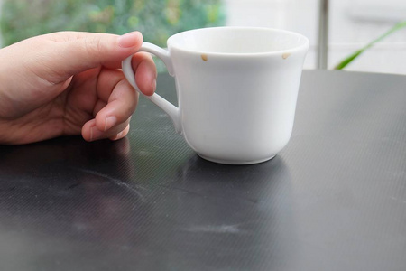 手拿茶杯图片