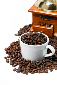 杯具的咖啡豆和 handmilled 咖啡研磨机