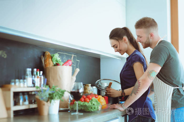 几个在一起他们在家里的厨房里做饭