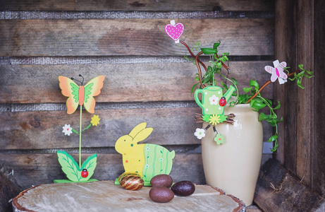 复活节彩蛋的组成, 一个蠕动的榛树与浇水的罐头, 蝴蝶和心脏和一个人工 rabbot 和花与夫人臭虫