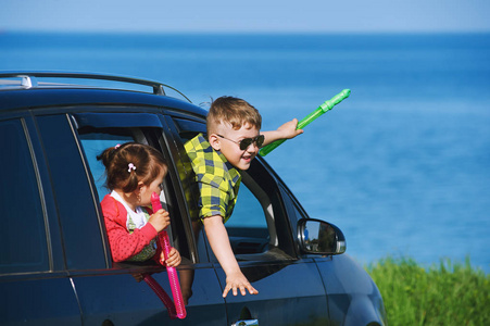 在海上旅行时, 孩子们往车窗外看