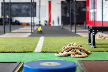 健身俱乐部地毯上的绳索图片