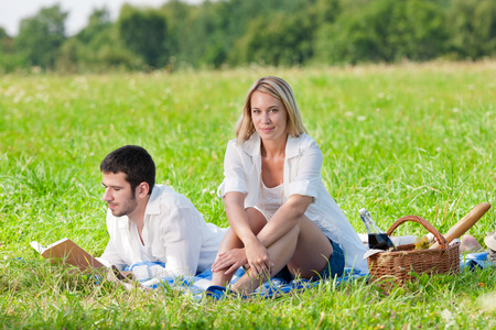 野餐浪漫夫妇读书草地