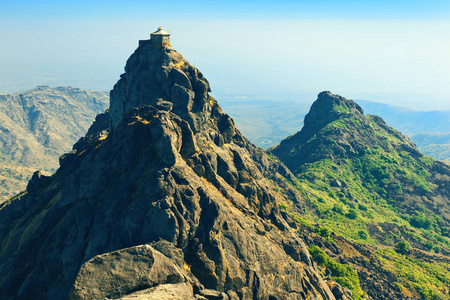 Dattatreya 勋爵的印度教寺庙在大师 Dattatreya 山顶。Girnar 山, 朱纳加德, 古吉拉特, 印度