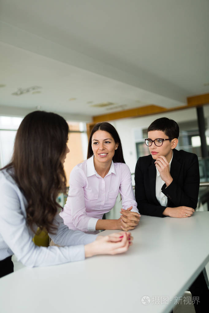 愉快的商务同事闲谈在办公室