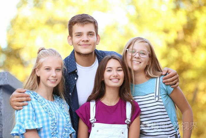 快乐的青少年在城市街道上摆姿势