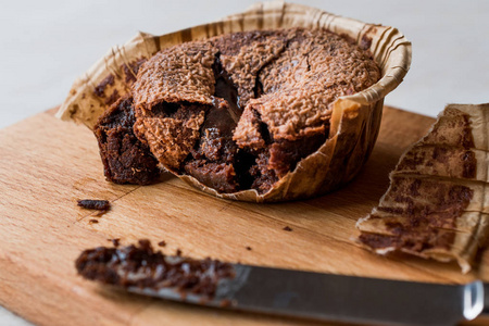 酥在木表面的热巧克力蛋糕