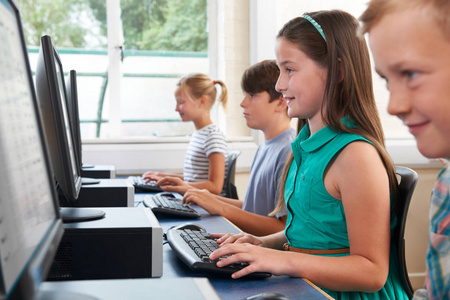 群小学儿童在电脑课